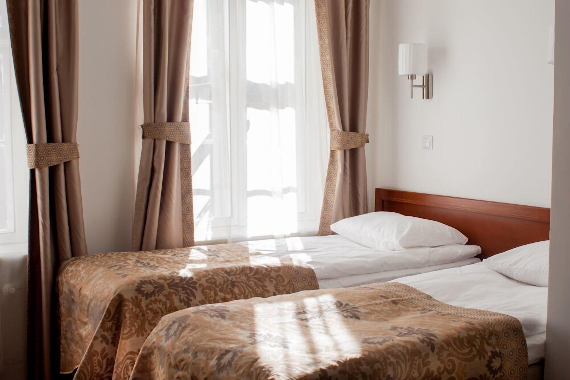 Three Crowns Residents Hotel 3*
