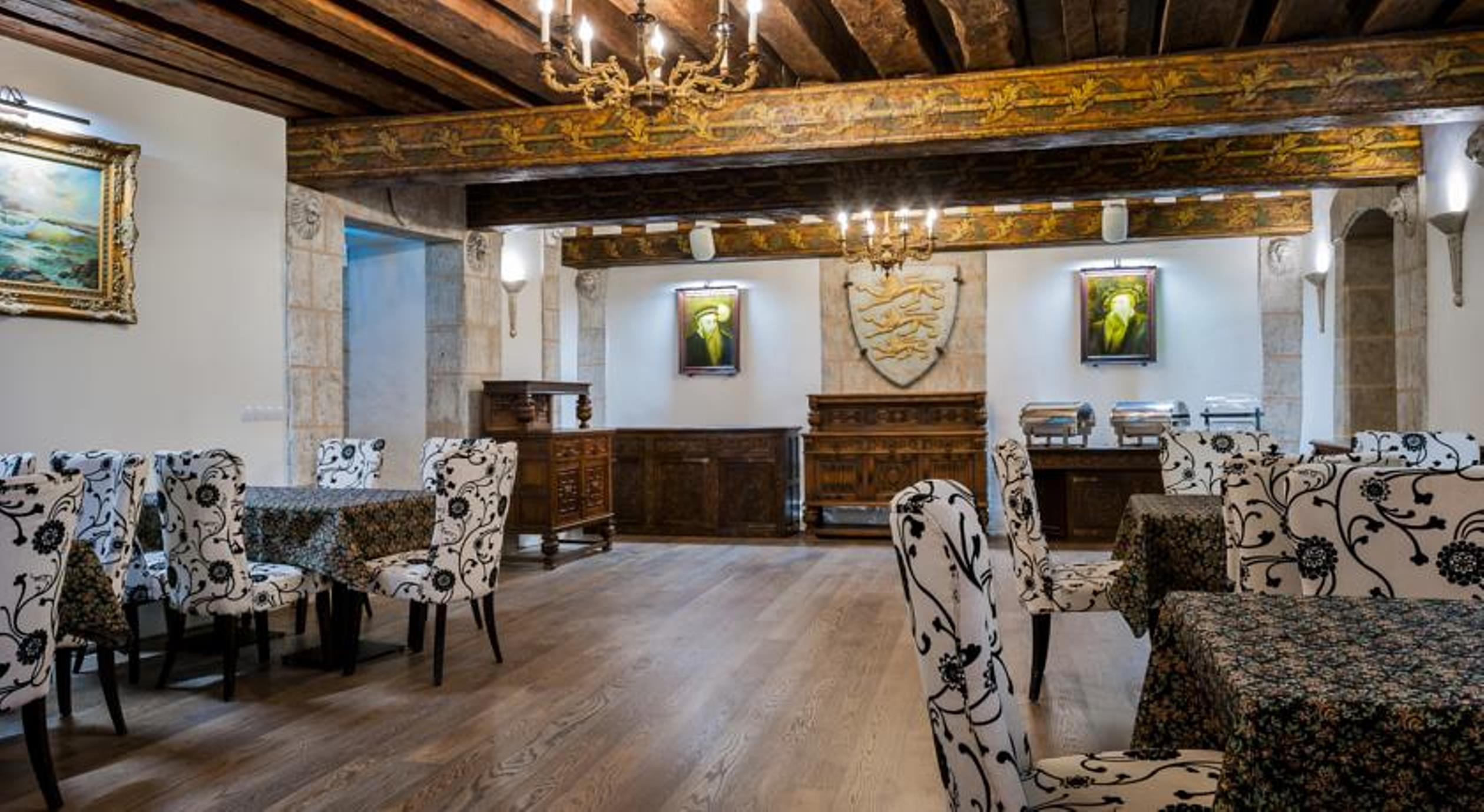 Three Crowns Residents Hotel