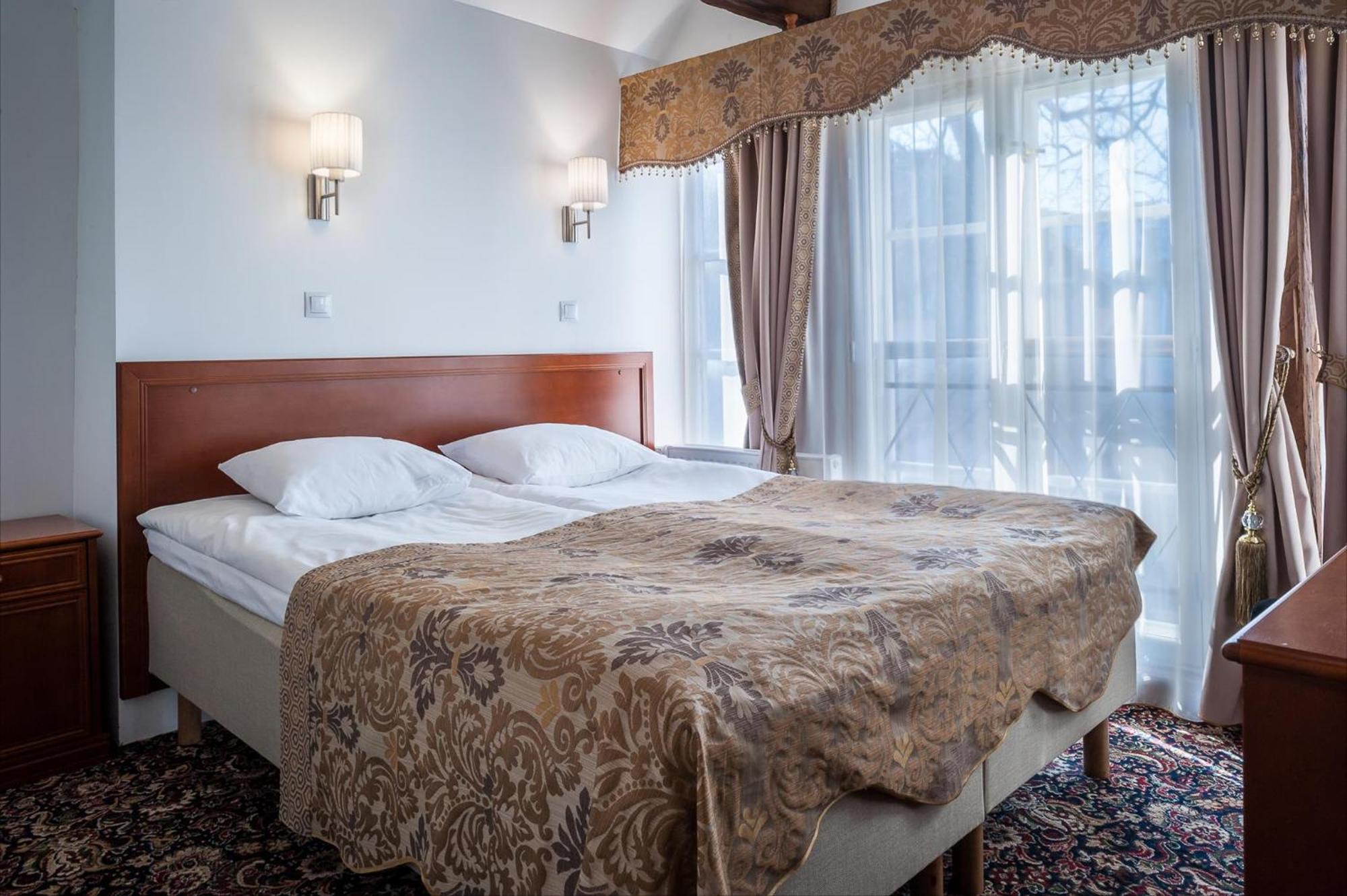 Three Crowns Residents Hotel